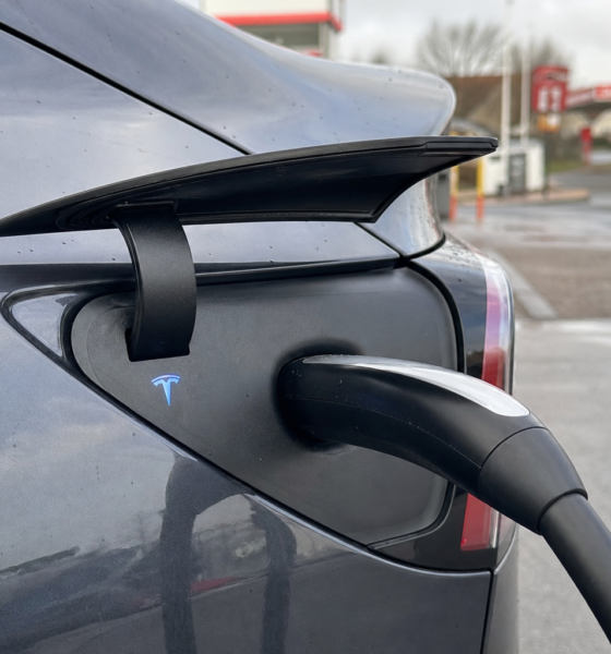 Elbil-paradokset: Tesla-sjefen har pumpet 3,8 milliarder kroner inn hos elbilens motstandere