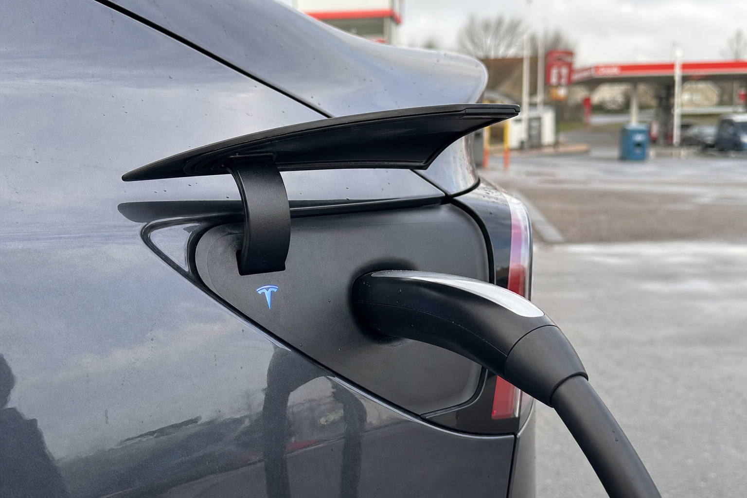 Elbil-paradokset: Tesla-sjefen har pumpet 3,8 milliarder kroner inn hos elbilens motstandere