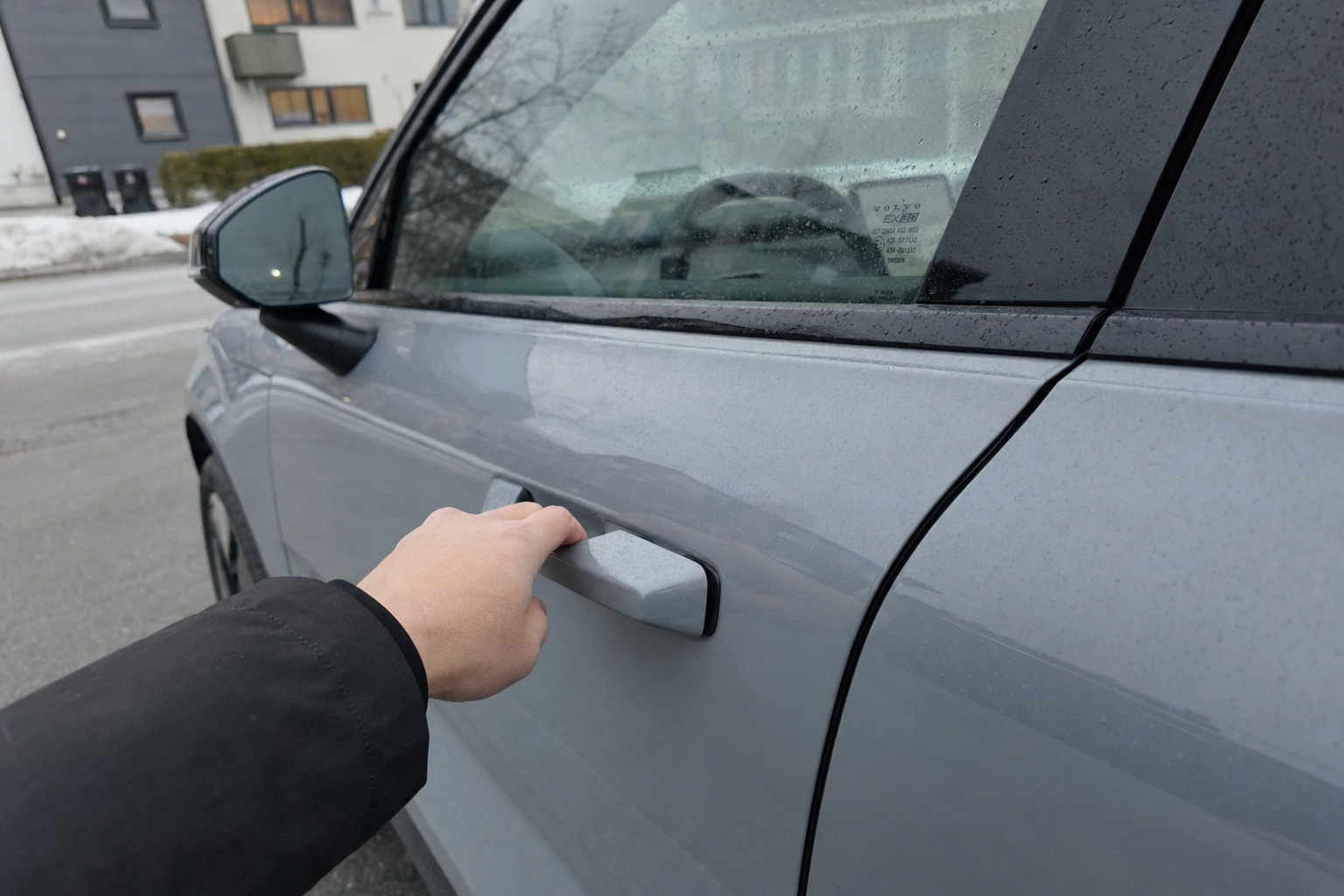 Eier du Volvo EX30: Et flatt hjelpebatteri kan stenge deg ute uten mulighet for nødåpning