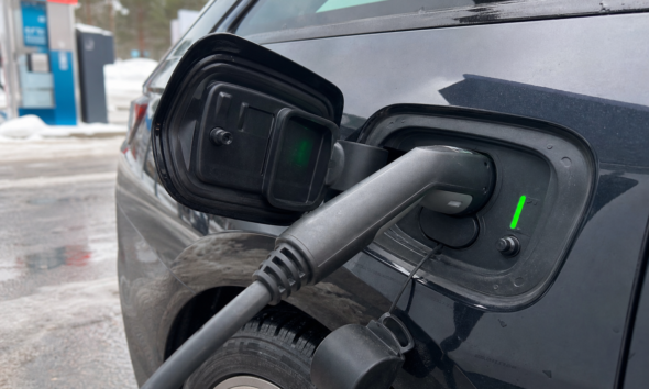 Lader du alltid på hurtiglader: Forskning viser at det kan koste deg tusenvis i batteri-slitasje over tid