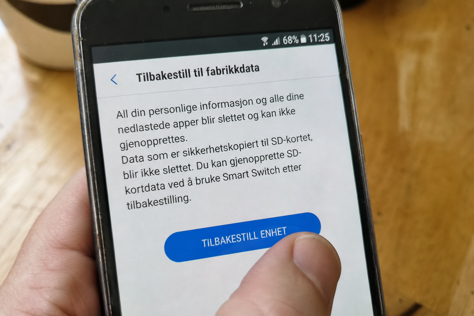 Bilder og passord ligger igjen på den gamle mobilen: Dette ene steget stopper neste eier