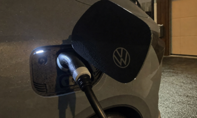 Lader du elbilen i garasjen om natten: Tre grep reduserer brannfaren og sparer strøm samtidig