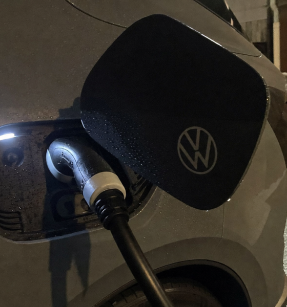 Lader du elbilen i garasjen om natten: Tre grep reduserer brannfaren og sparer strøm samtidig