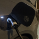 Lader du elbilen i garasjen om natten: Tre grep reduserer brannfaren og sparer strøm samtidig