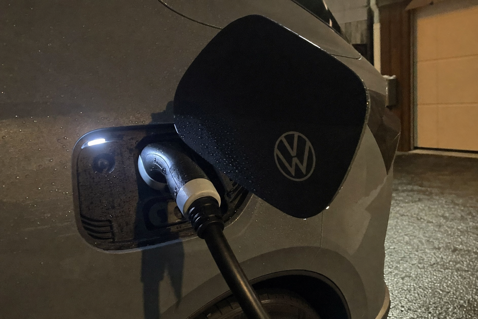 Lader du elbilen i garasjen om natten: Tre grep reduserer brannfaren og sparer strøm samtidig