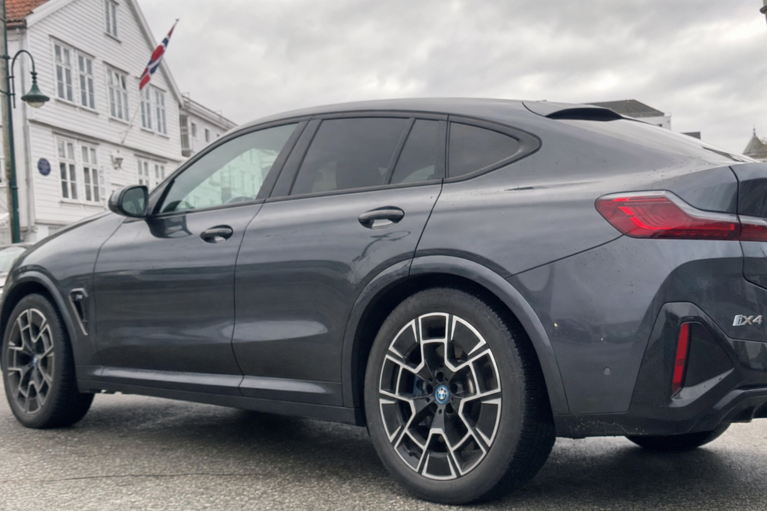 BMW iX4 hevder 828 km rekkevidde: Elektrisk coupé slår alle forventninger