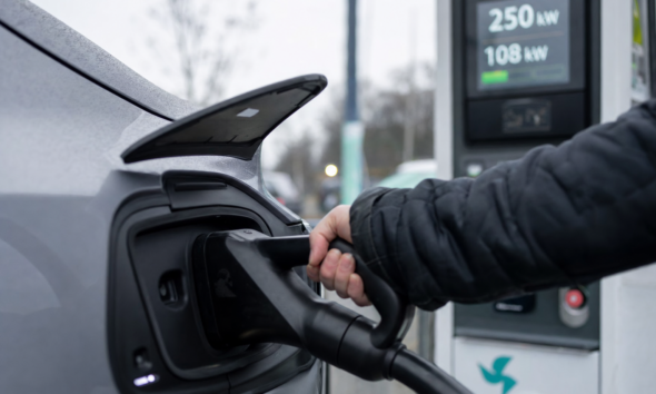 250 kW-løftet på elbilbrosjyren er misvisende: Her er hva du faktisk lader med