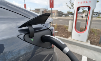 Tesla-sikkerhetsfunksjon: Bilen kobler automatisk fra laderen og kjører av om sjåføren er i fare