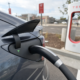 Tesla-sikkerhetsfunksjon: Bilen kobler automatisk fra laderen og kjører av om sjåføren er i fare