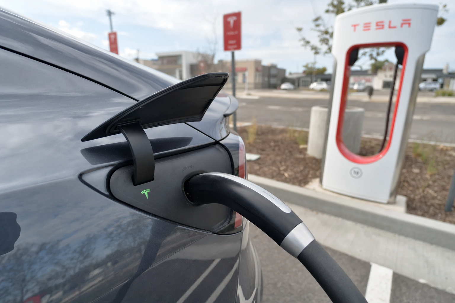 Tesla-sikkerhetsfunksjon: Bilen kobler automatisk fra laderen og kjører av om sjåføren er i fare