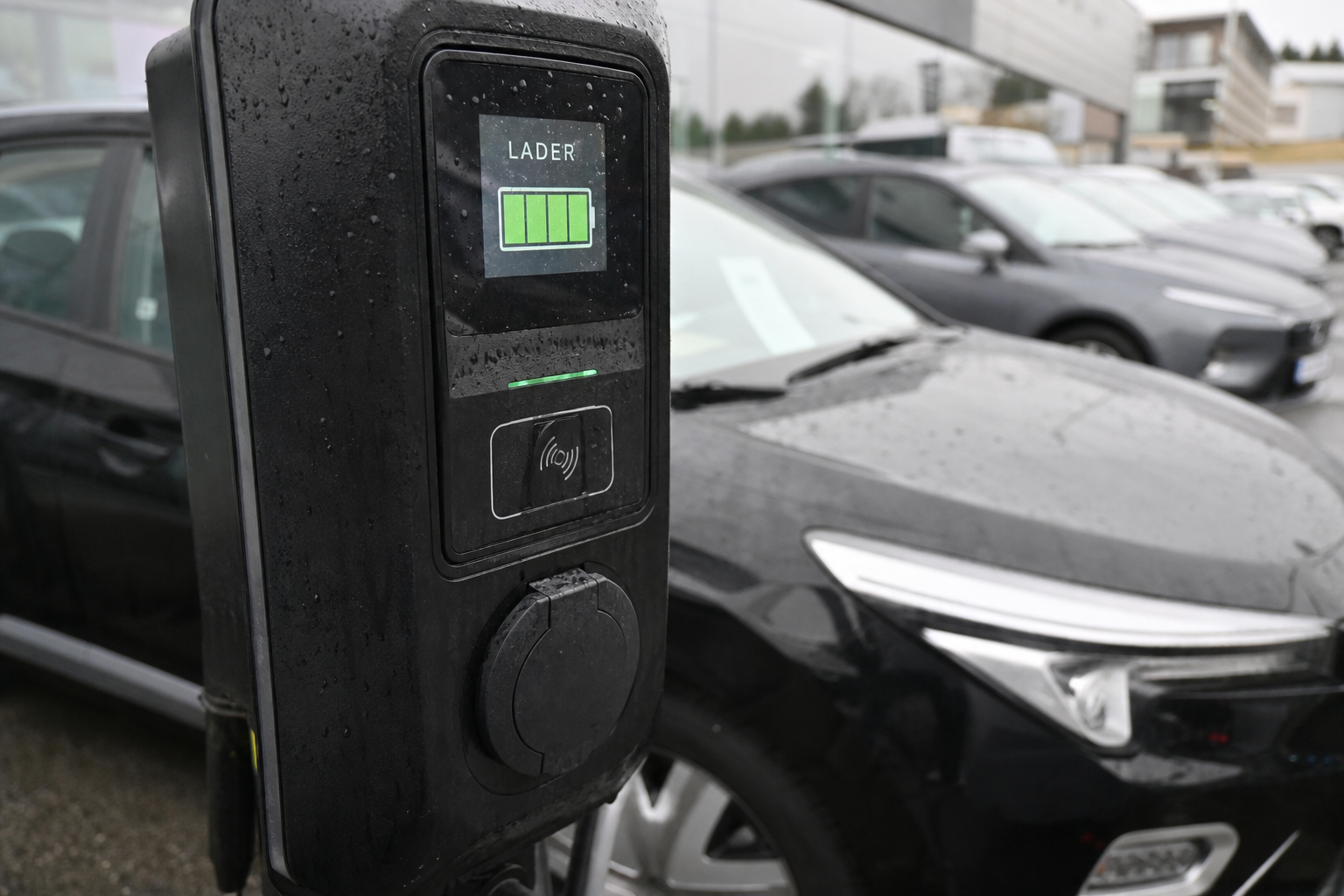 Vendepunkt i Frankrike: Brukt elbil står nå kortere på lageret enn bensinbilen