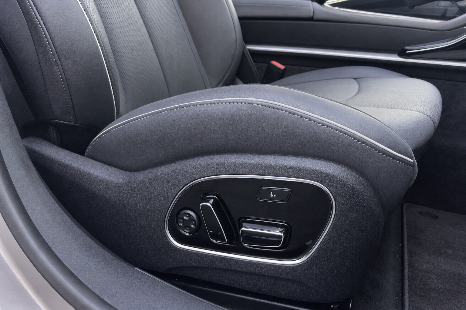 BYD viser Seal 07 generasjon 2: 875 km rekkevidde og massasjestoler i mellomklasse-sedanen