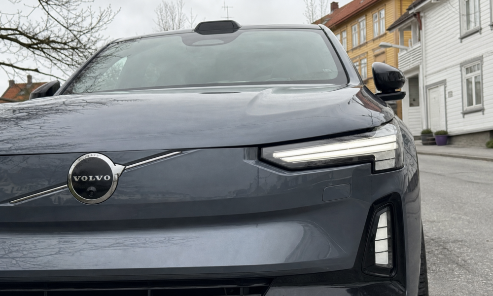 Bestiller du elbil nå? Volvo EX60 tar et år og Tesla Model Y leveres ikke før 2027