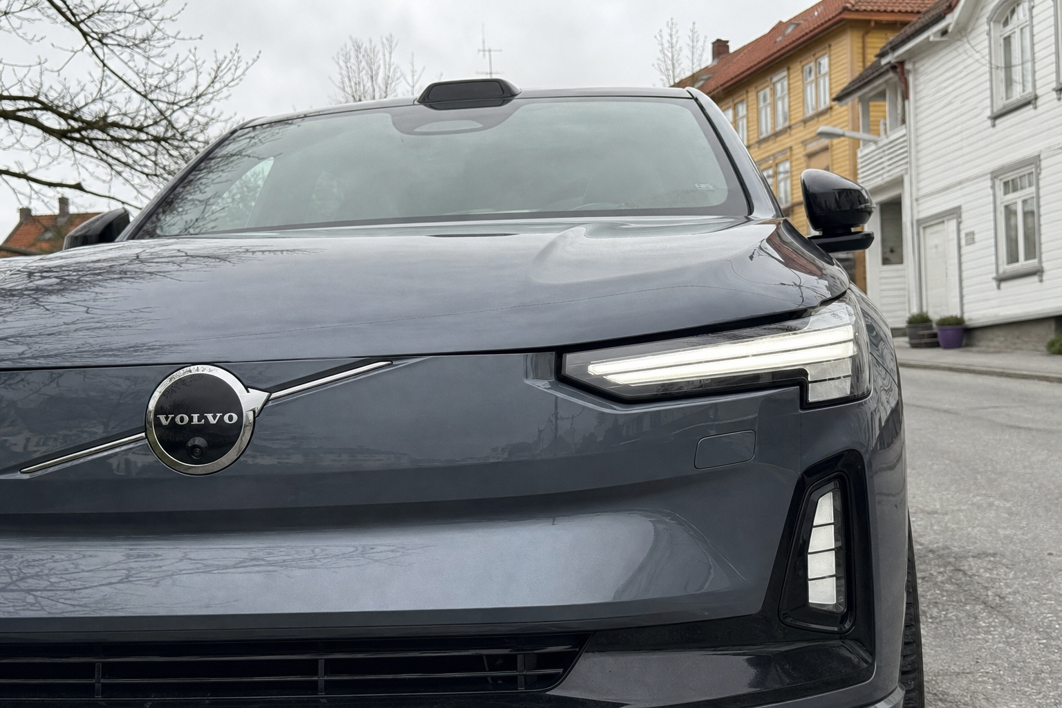 Bestiller du elbil nå? Volvo EX60 tar et år og Tesla Model Y leveres ikke før 2027
