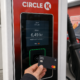 Betaler du med app når du lader elbilen: Ladekort kan gi opptil 30 prosent lavere pris per kWh