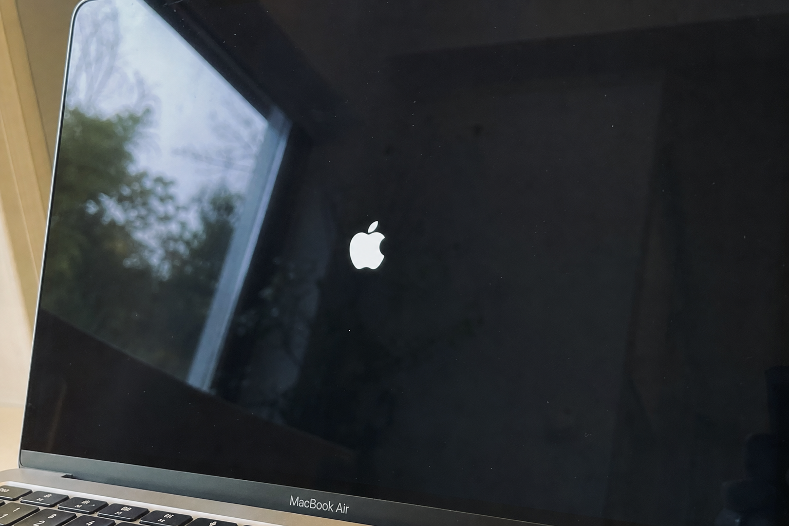 Apple advarer: AI-agenter kan lese alle filene dine, og nå strammes reglene inn