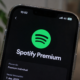 Spotify og Apple Music koster 139 kroner i måneden i Norge: Så mye kan du kutte med familieplanen