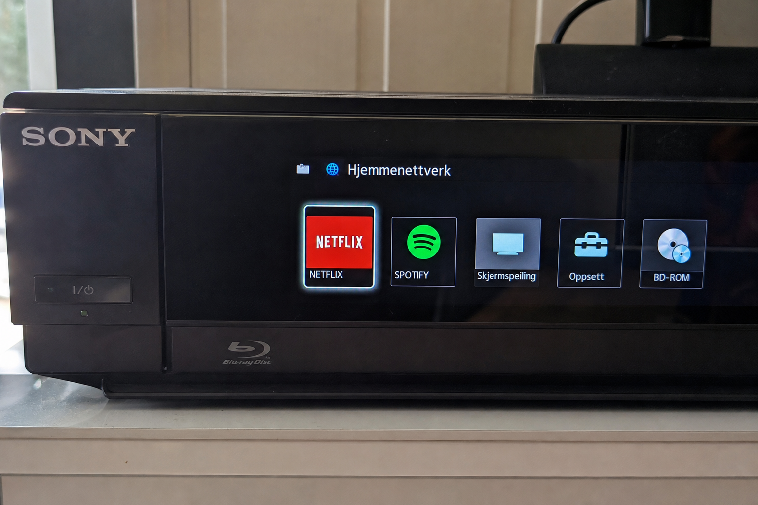 Har du en eldre TV-boks eller Blu-ray-spiller: Netflix og Spotify forsvinner i løpet av høsten