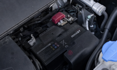 Billig 12-volt batteri bak nær halvparten av elbilhavarier: Slik sjekker du din