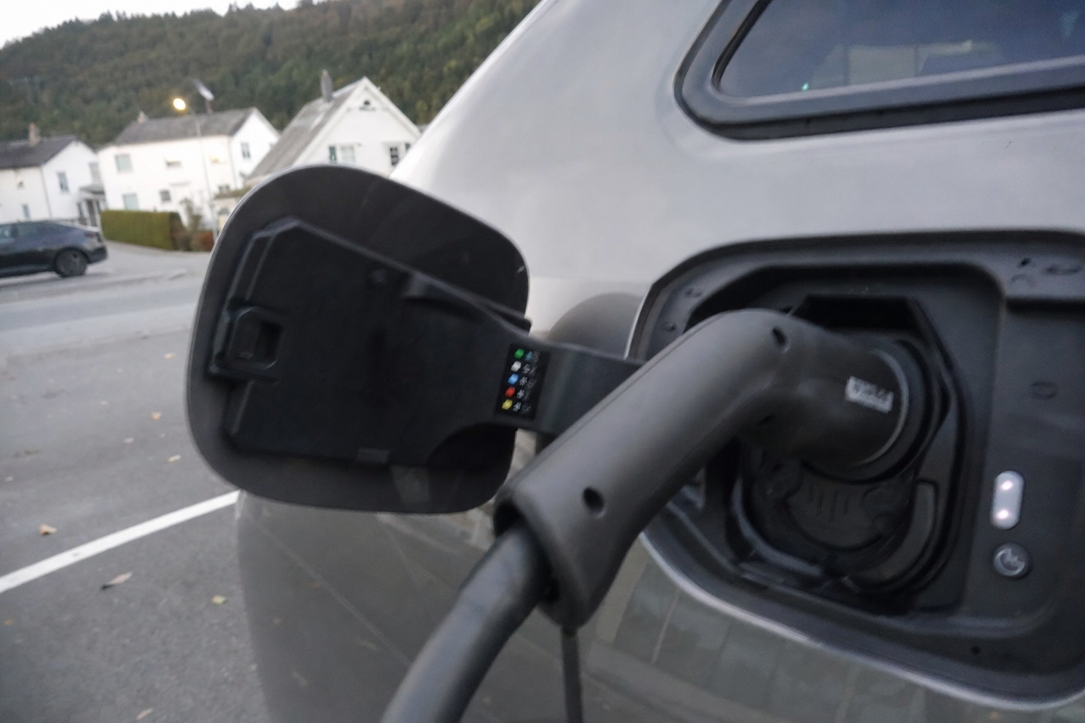 Elbilpremium smelter bort: Nå koster elbilen bare 24.000 kroner mer enn bensinbilen