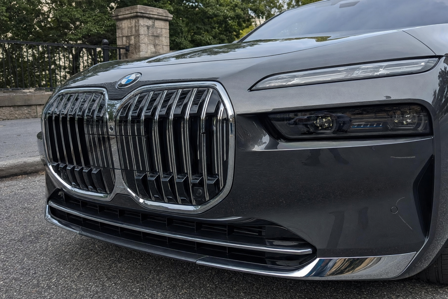 V8-en vender tilbake til Europa: BMW gir 7-serien en 570-hesters åttesylinder uten elektrohjelp