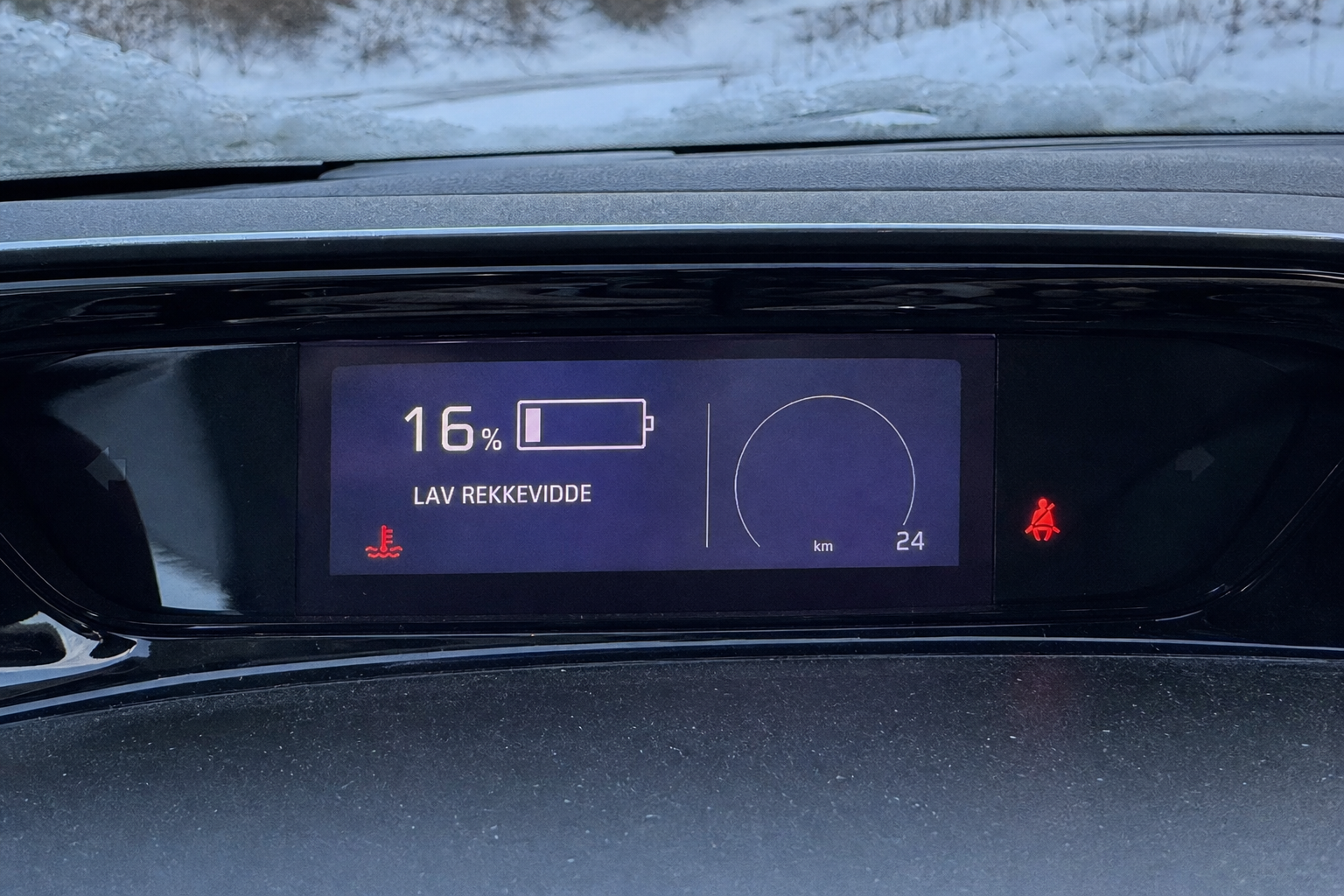 Mange elbileiere mister 25 prosent rekkevidde i vinter uten å vite det: Fire grep som redder morgenbatteriet ditt