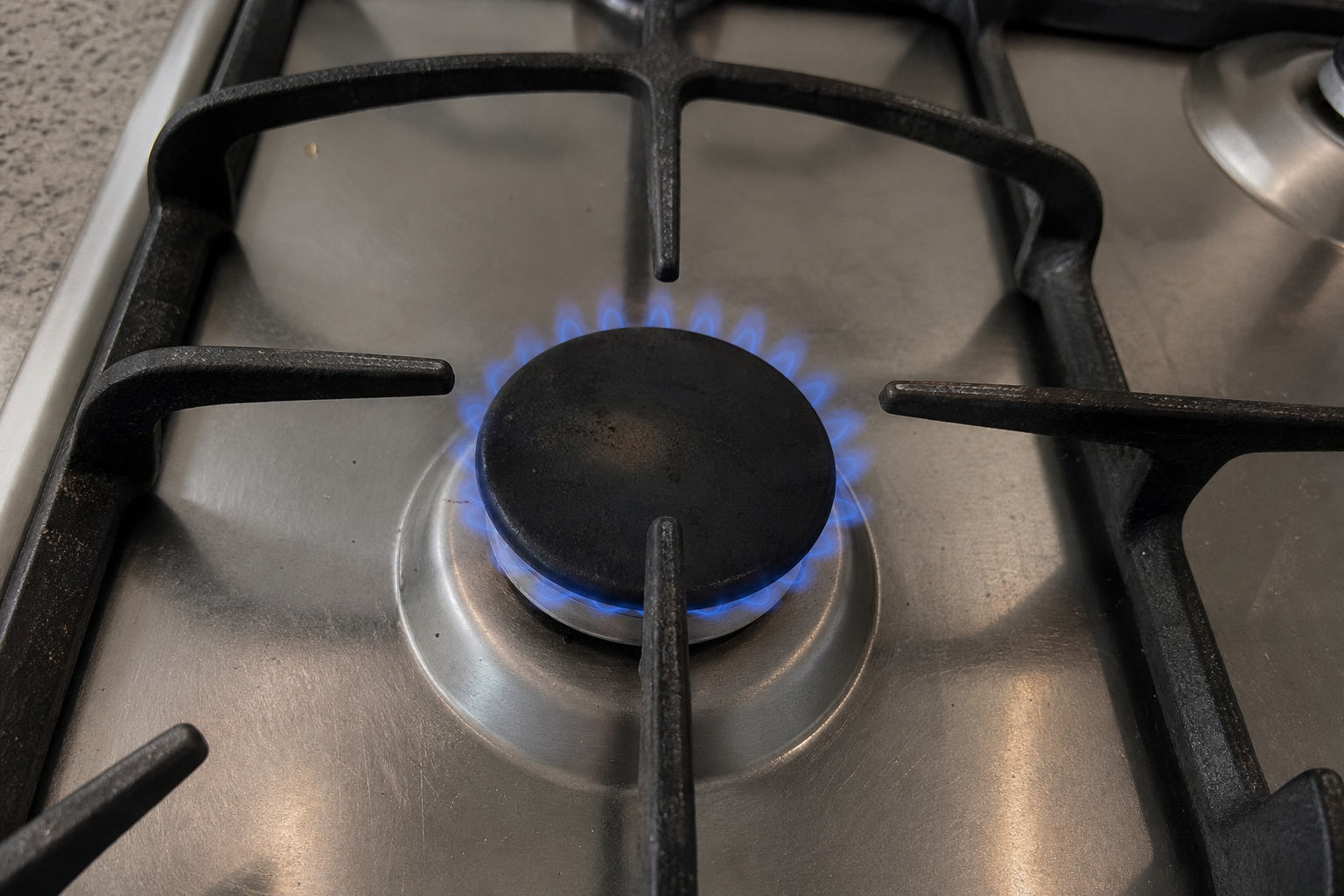 Gasskomfyr pumper nitrogendioksid langt over grenseverdien: Nye målinger i 27 kjøkken feller en klar dom