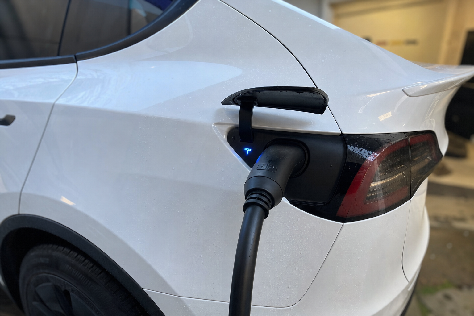 Elbileiernes skjulte strømregning: Du betaler for 20 prosent mer enn batteriet lader