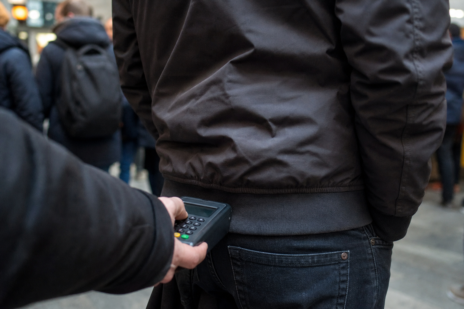 Svindlere kan trekke penger fra kortet i lommen din uten at du merker noe: Slik blokkerer du angrepet